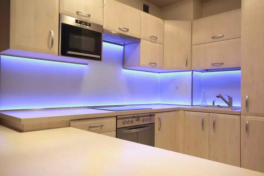 LED позадинско осветлување во кујната