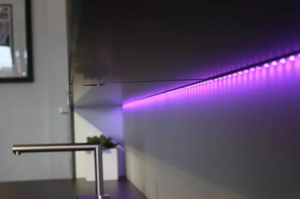 LED-tejp under köksskåp
