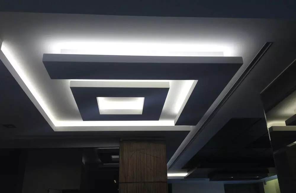 Retroiluminación LED en un elevador de techo de placas de yeso