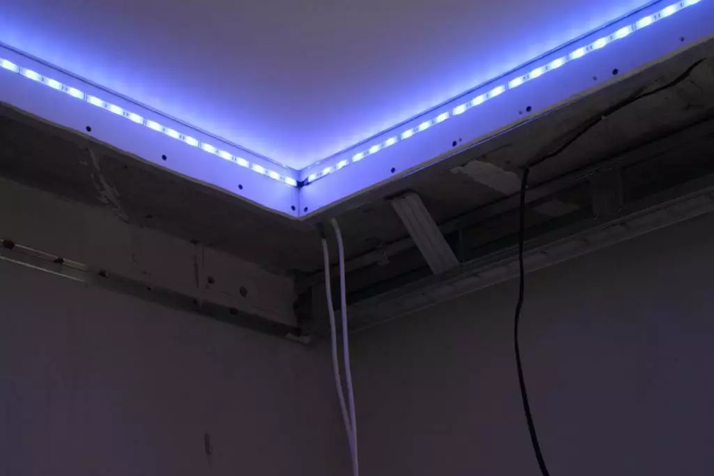 نوار LED در اطراف سقف