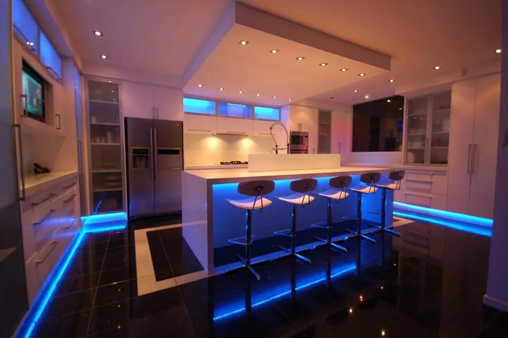 LED-bakgrunnsbelysning på kjøkkenet
