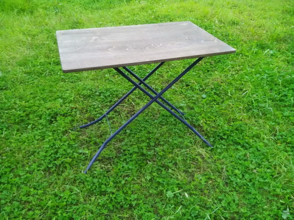 Tavolinë piknik me duart e saj nga bordi i vjetër hekurosje