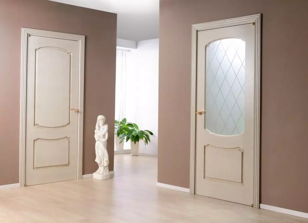 Hvide døre i interiøret: om de er egnede til interiør