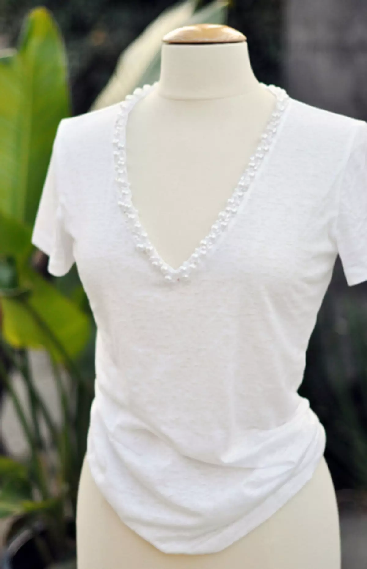 Декор белой футболки кружевом