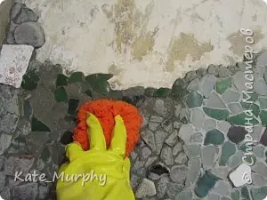 Mosaik des Glases mit den eigenen Händen für die Küche und im Badezimmer mit Fotos und Videos