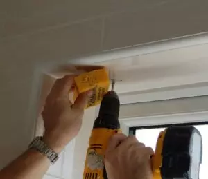 Instalación de fixador para persianas ao teito e parede