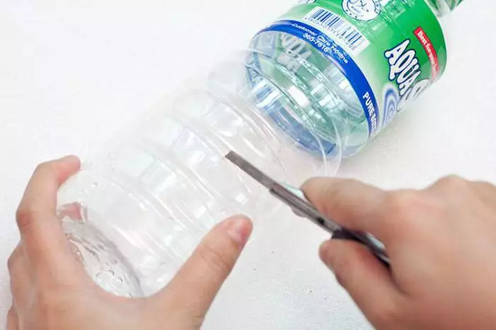 Keranjang botol plastik melakukannya sendiri dengan foto dan video