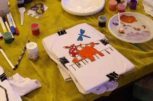 Painting on tissue with acrylic paints: master class with stencils