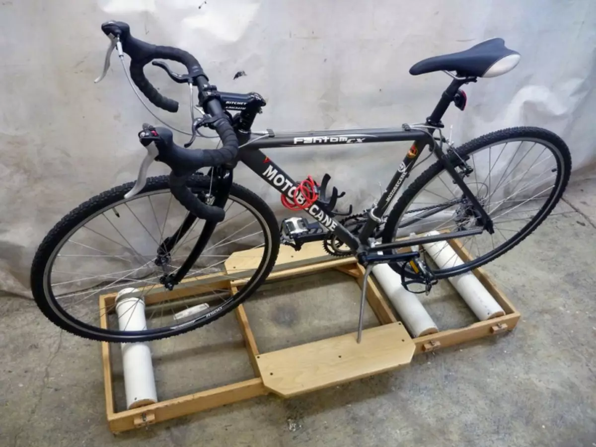 Máquina de rodillos para la bicicleta.