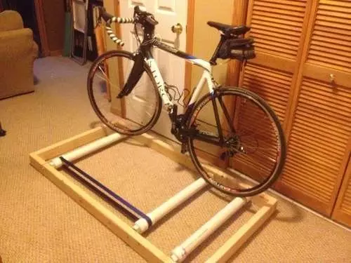 Maszyna rolkowa na rower robi to sam