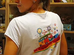 T-shirts na-ese: Masterlọ Akwụkwọ na ịsa ahụ na foto na vidiyo na vidiyo