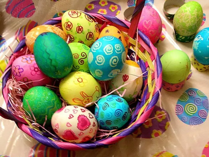 La pintura de los huevos de Pascua lo hace usted mismo: Clase Master para principiantes