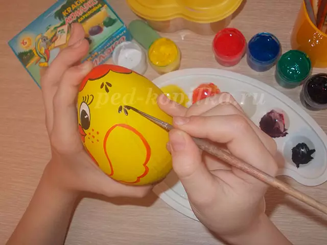Боядисване на великденски яйца го правят сами: майстор клас за начинаещи