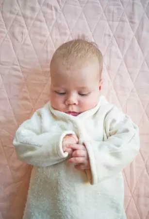 Il modello di tuta per un neonato con una mini master class
