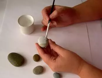 Målning på stenarna: Master Class för nybörjare med foton och video