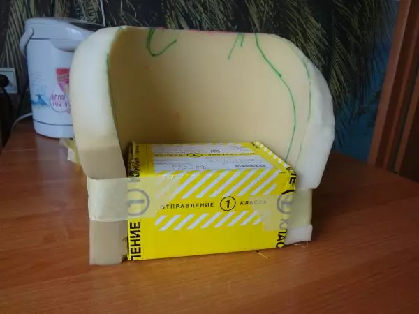 Karrige për kukulla e bëjnë vetë nga një shishe plastike në një klasë master