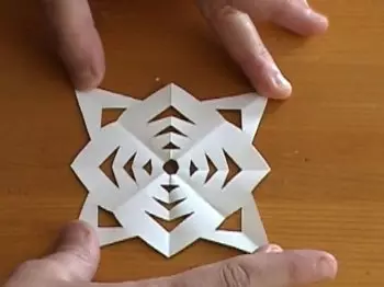 کاغذ کے volumetric snowflakes ان کے اپنے ہاتھوں کے ساتھ: تصاویر اور ویڈیو کے ساتھ سکیم