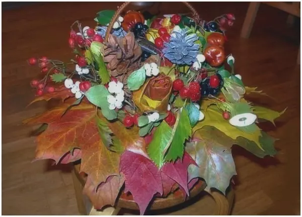 秋のブーケは自然素材から学校のためにそれをします