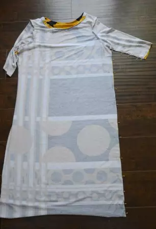 Hoe naaien je een gebreide jurk zonder met je eigen handen te schudden: patroon en werk in het kleren