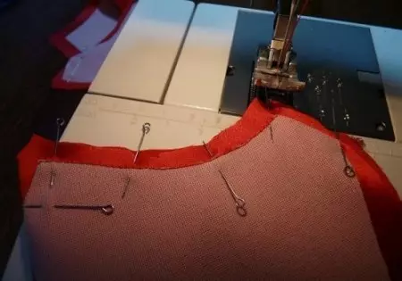열린 뒤로 바닥에 이브닝 드레스를 바느질하는 방법 : 패턴 및 마스터 클래스의 절단기 및 재봉
