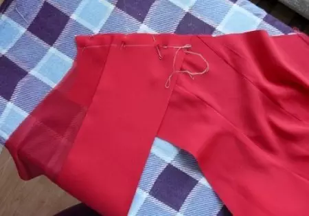 オープンバックで床にイブニングドレスを縫う方法：パターンとマスタークラスのカッターとミシン