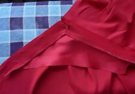 Како да се шие вечер фустан во подот со отворен грб: шема и господар класа на секачи и шиење
