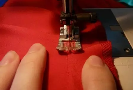 Πώς να ράψετε ένα βραδινό φόρεμα στο πάτωμα με ένα ανοιχτό πίσω: μοτίβο και κύρια τάξη κοπτών και ράψιμο