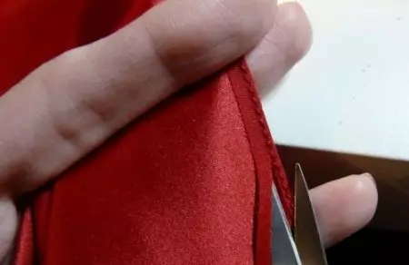 オープンバックで床にイブニングドレスを縫う方法：パターンとマスタークラスのカッターとミシン