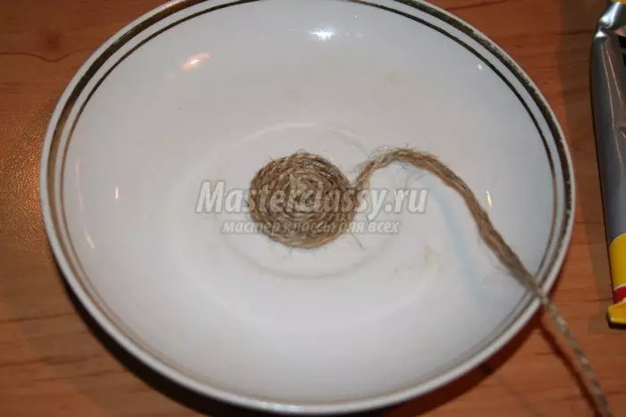 La taza de café de los granos de café lo hace usted mismo: clase magistral con foto