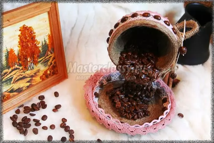 Cangkir kopi ti kacang kopi ngalakukeunana: Master kelas sareng poto