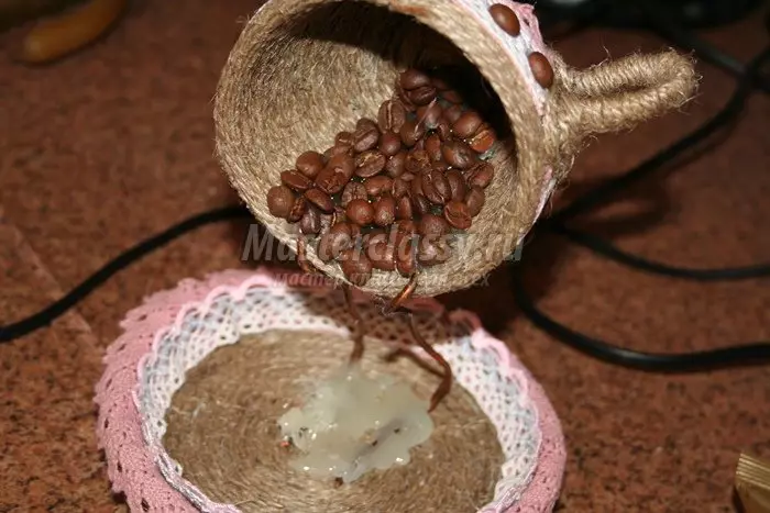 ถ้วยกาแฟจากเมล็ดกาแฟทำด้วยตัวเอง: ระดับปริญญาโทพร้อมรูปถ่าย