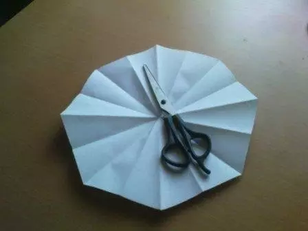 Comment couper des flocons de neige de papier avec vos propres mains styards avec des schémas