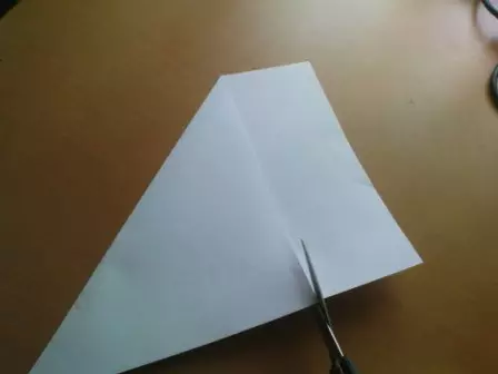 Bagaimana untuk memotong kepingan salji dari kertas dengan tangan anda sendiri dengan skim