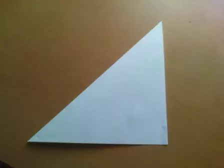 စက္ကူမှစက္ကူမှ Snowflakes ကိုစက္ကူများဖြင့်ဖြတ်တောက်နိုင်ပုံ