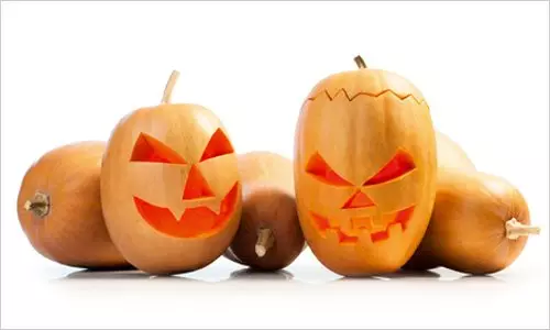 Bii o ṣe le ge elegede lori Halloween: kilasi titunto pẹlu awọn fọto ati fidio ni Russian