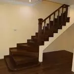 木材との具体的な階段に直面している：仕上げと技術の特徴