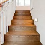 Enfrentando a escadaria concreta com madeira: características de acabamento e tecnologia