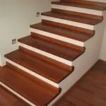 Gekonfrete trap met hout: Kenmerke van afwerking en tegnologie