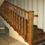 Geconfronteerd met betonnen trap met hout: kenmerken van afwerking en technologie