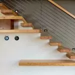 Frente a escalera de hormigón con madera: características de acabado y tecnología.