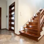Face à l'escalier en béton avec bois: caractéristiques de la finition et de la technologie
