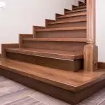 木材との具体的な階段に直面している：仕上げと技術の特徴