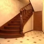 Ngadhepi tangga-tangga konkrit nganggo kayu: Fitur finishing lan teknologi