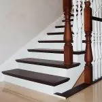 Đối diện với cầu thang bê tông với gỗ: Các tính năng hoàn thiện và công nghệ