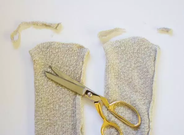 วิธีทำถุงเท้าจากเสื้อกันหนาว