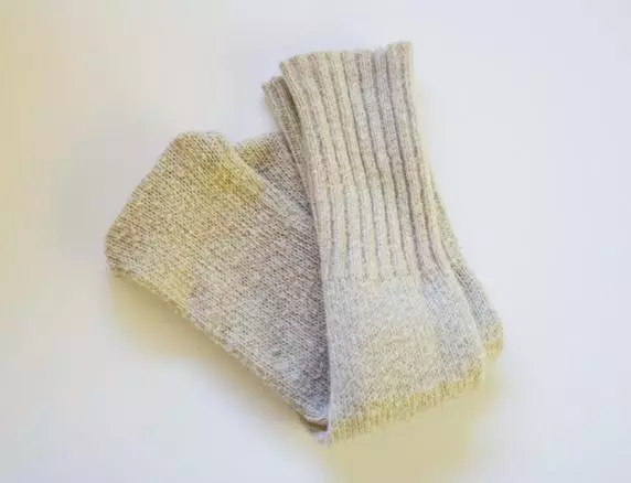 So machen Sie Socken von einem Pullover
