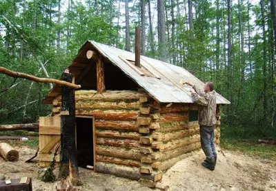 Budovanie domu pre lovca v tajgii