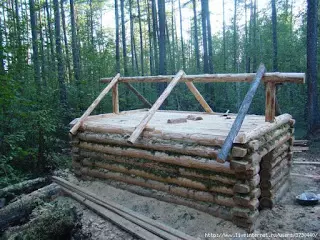 Изградба на куќа за ловец во Таига