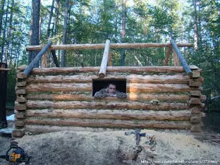 Construyendo una casa para un cazador en un taiga