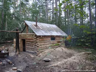 Costruire una casa per un cacciatore in una taiga